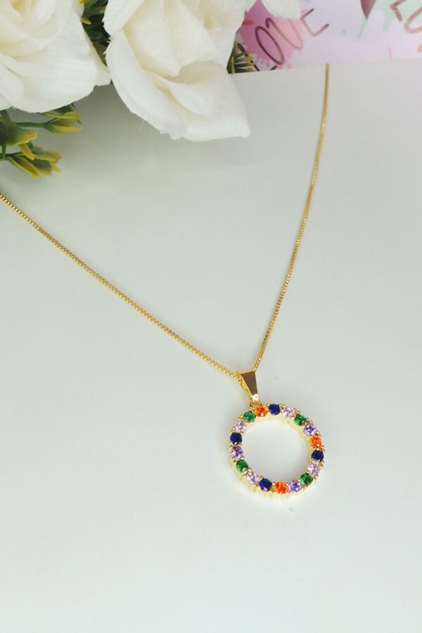 Colar Pingente Circulo De Zircônia Colorida Folheado A Ouro 18k - Image 3