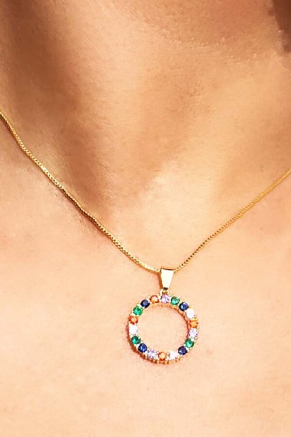 Colar Pingente Circulo De Zircônia Colorida Folheado A Ouro 18k - Image 2
