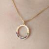 Colar De Circulo Com Metade Em Zircônia Colorida Folheado A Ouro 18k - Image 2