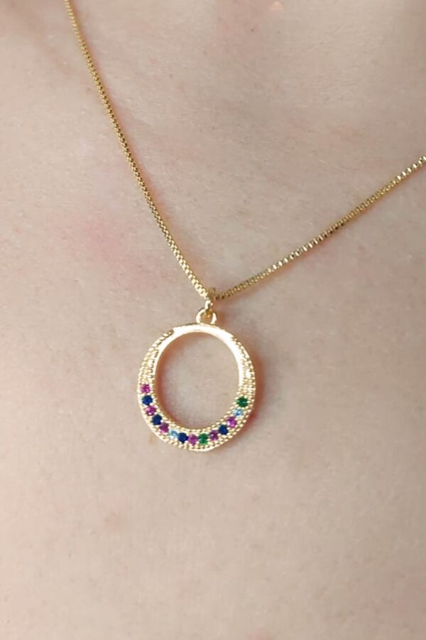 Colar De Circulo Com Metade Em Zircônia Colorida Folheado A Ouro 18k - Image 2
